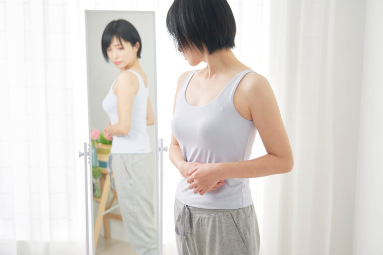 鏡を見る女性