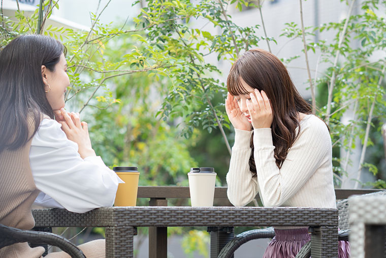 落ち込む女性
