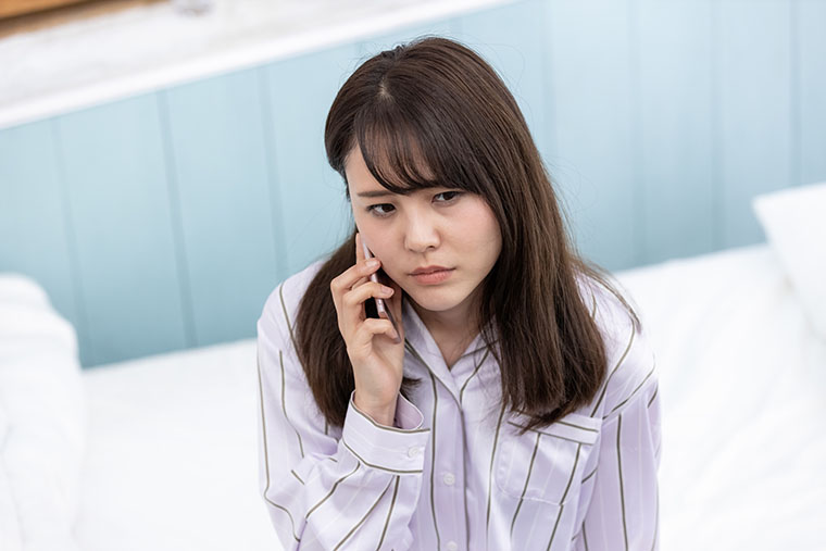 電話をかける女性
