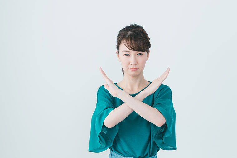 断る女性