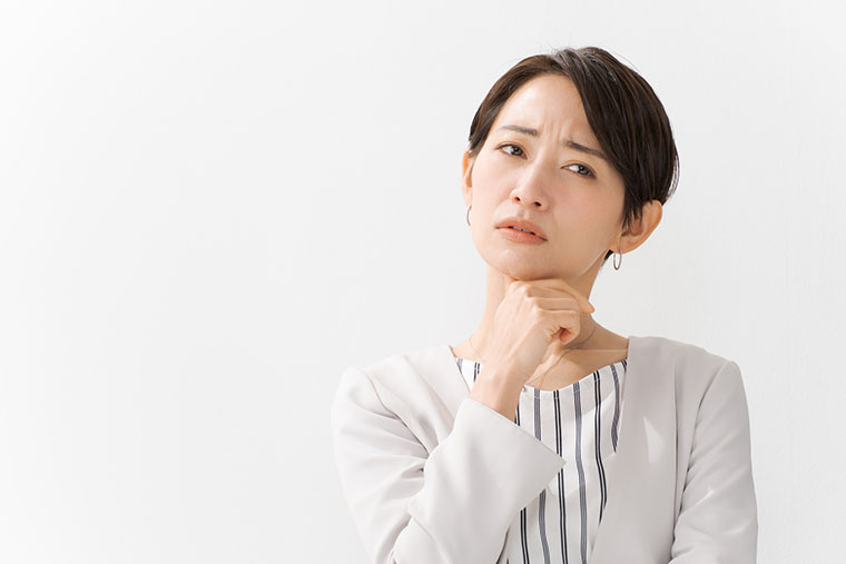 悩む女性
