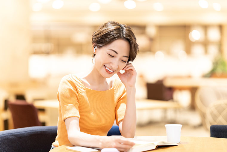 読書をする女性