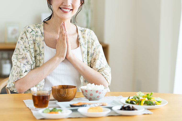食事をする女性