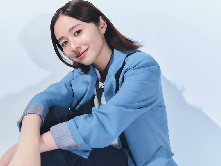 堀田真由さん座り画像01