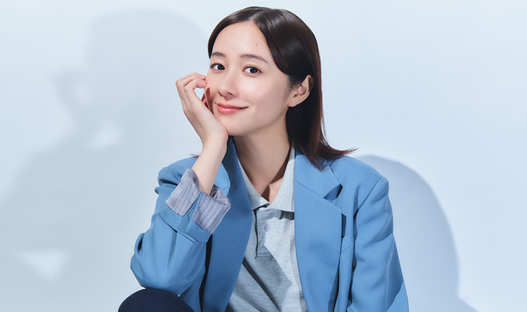 堀田真由さん座り画像02