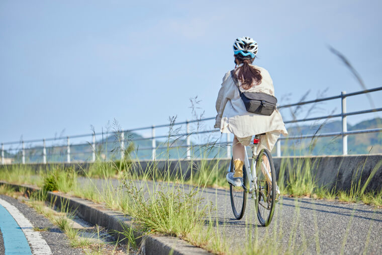 ヘルメットをして自転車に乗る女性