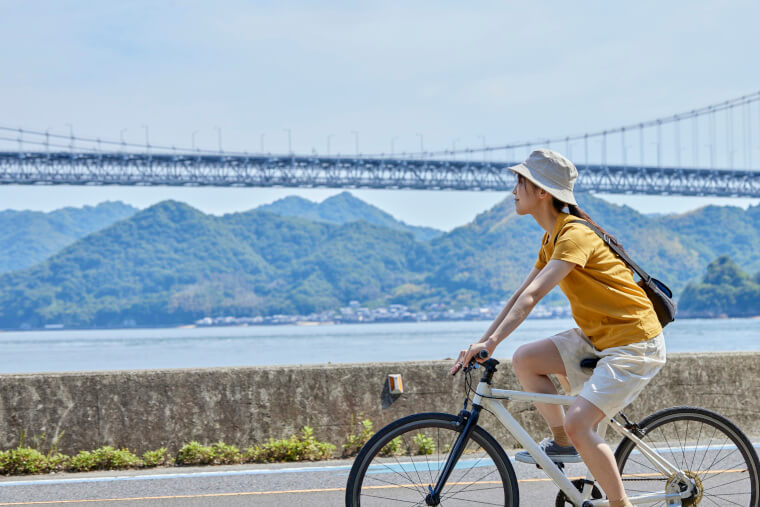 自転車に乗る女性