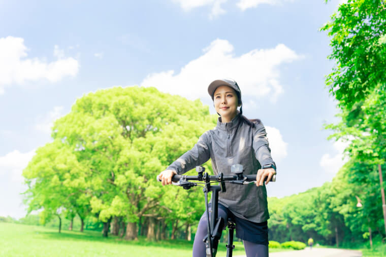 自転車に乗る女性