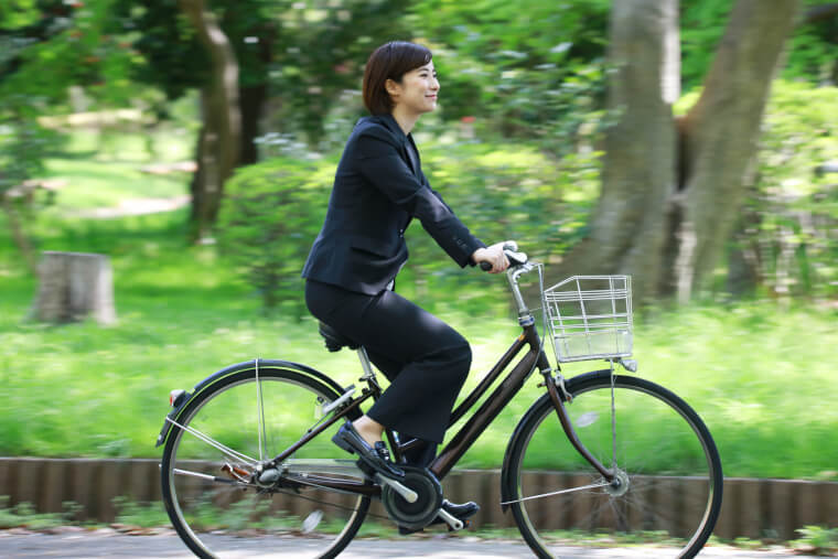 自転車で通勤する女性