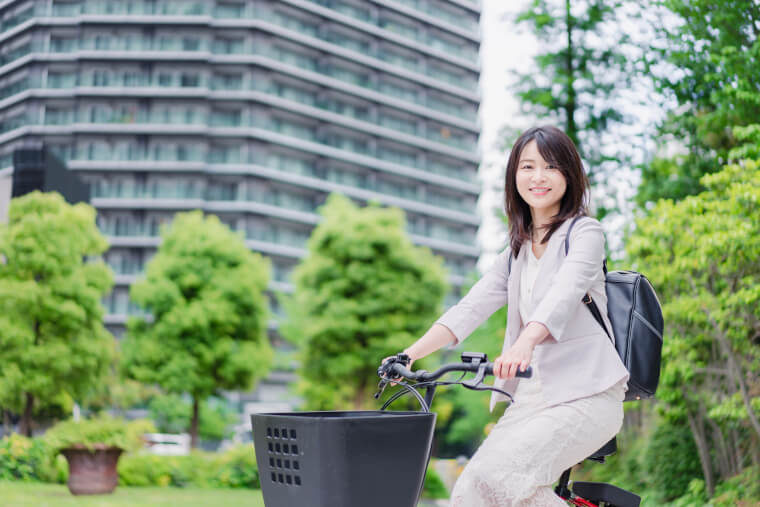 自転車通勤する女性
