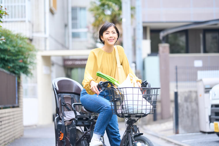 ママチャリに乗る女性