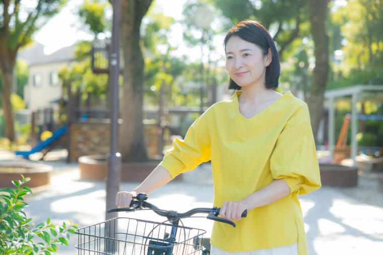 自転車を押す女性