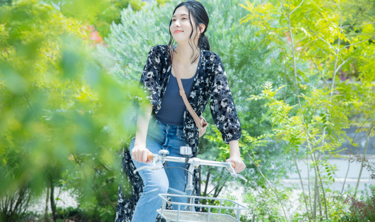 自転車に乗る女性