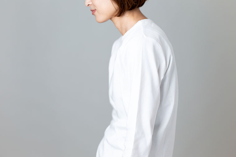 猫背な女性