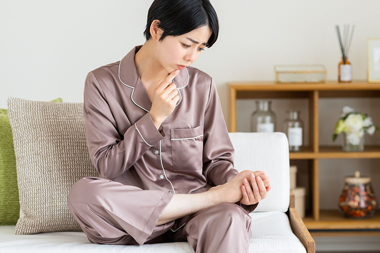 かかとを見る女性