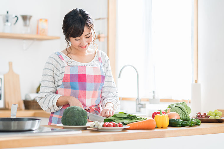 料理をする女性