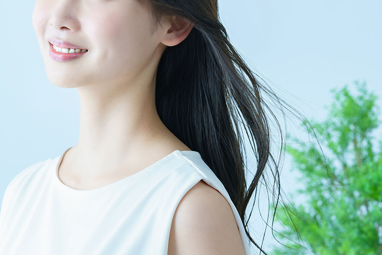 黒髪の女性