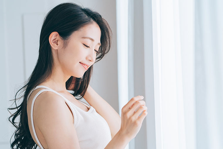 黒髪の女性