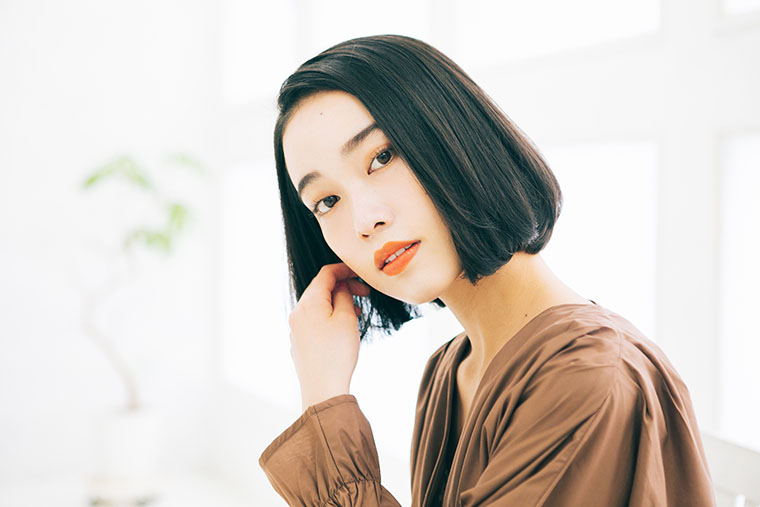 黒髪の女性