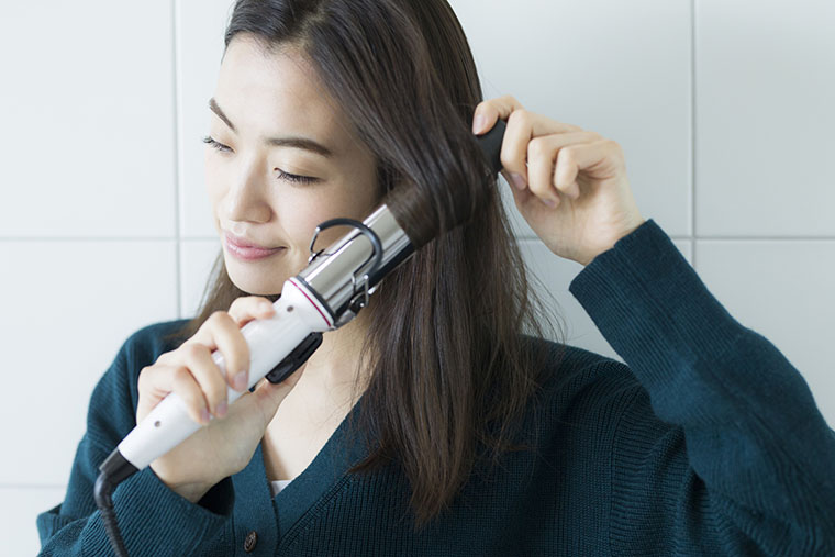コテを使う女性