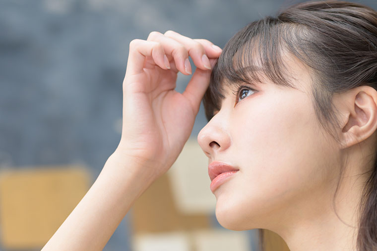 前髪を気にする女性