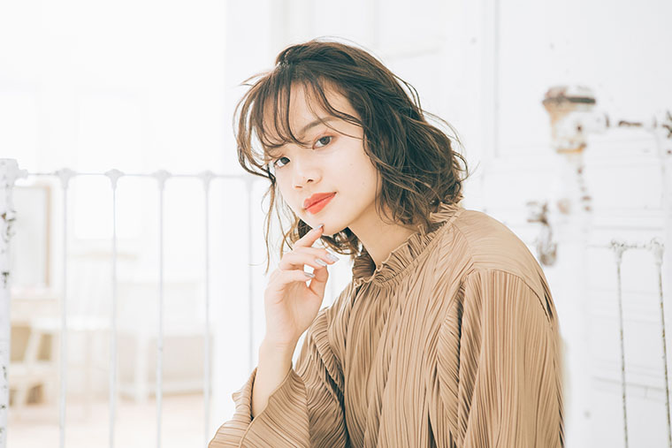 ミディアムヘアのランダム巻き前髪