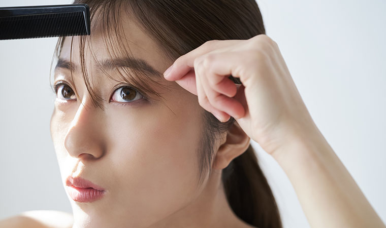 前髪を巻く女性
