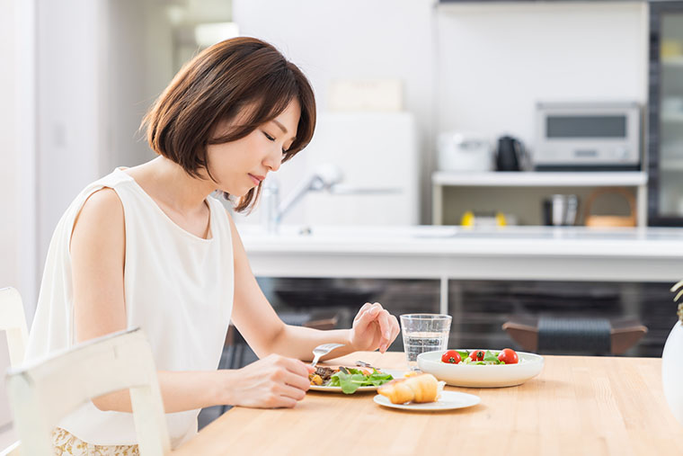 食欲不振の女性