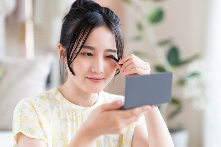 アイメイクをする女性