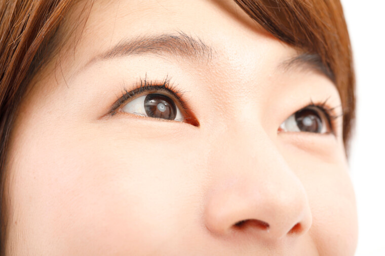女性の目
