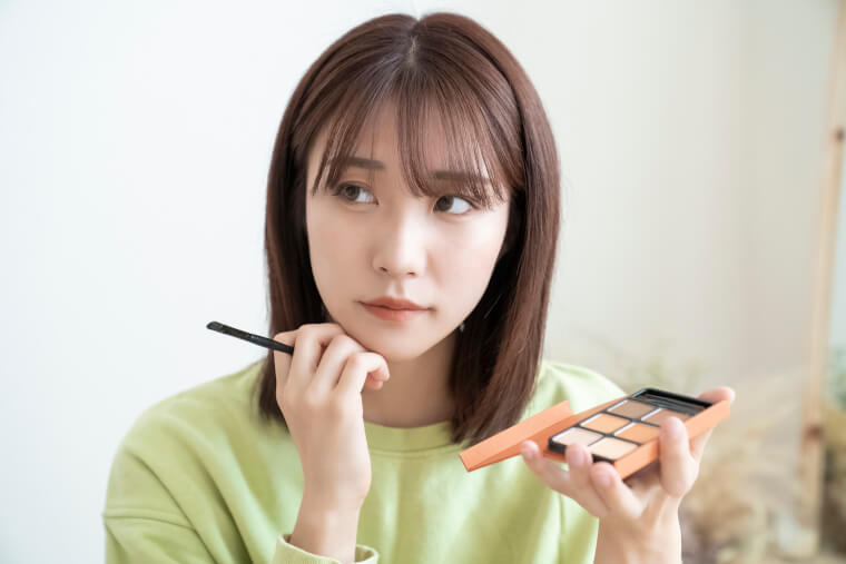 アイメイクを行う女性