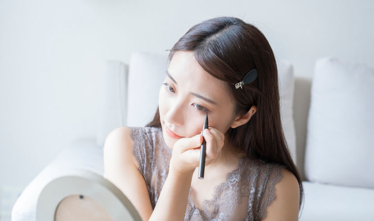 アイメイクを行う女性
