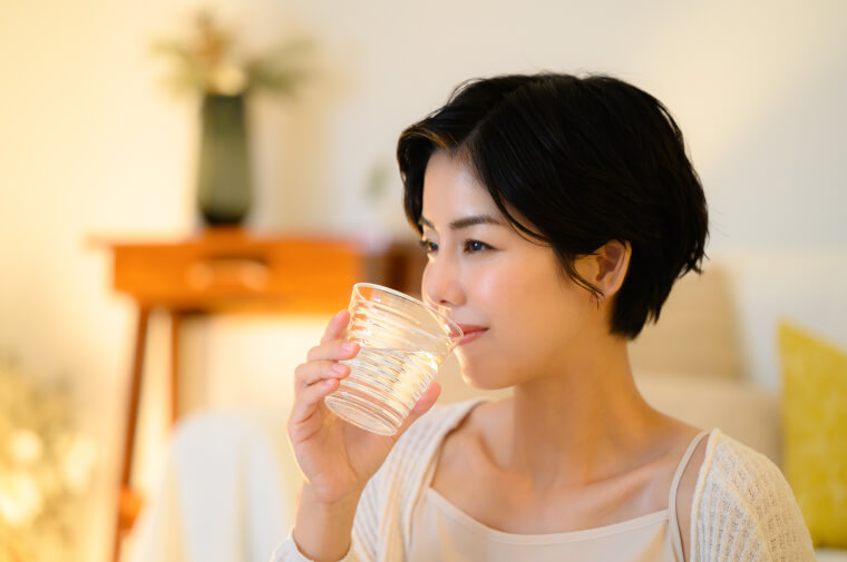 水分をとる女性