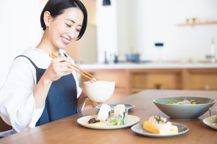 食事をとる女性
