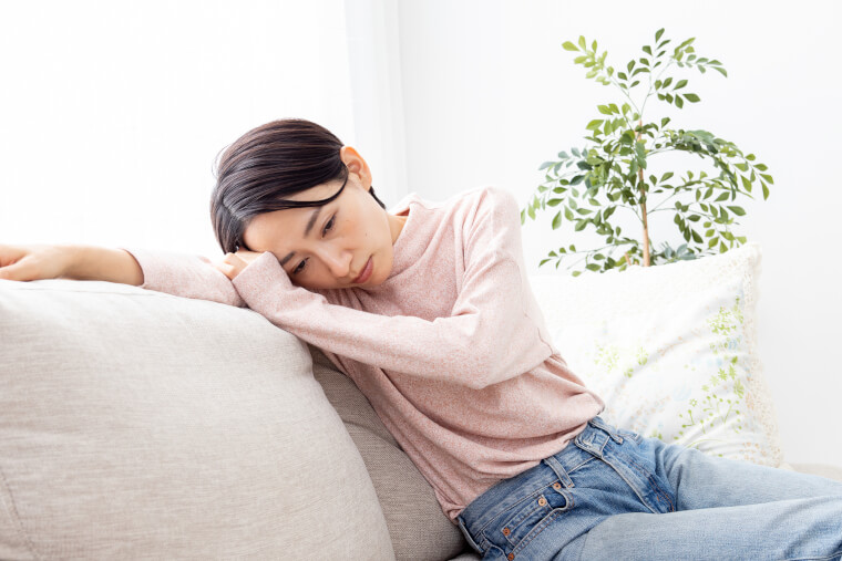 体調が悪い女性