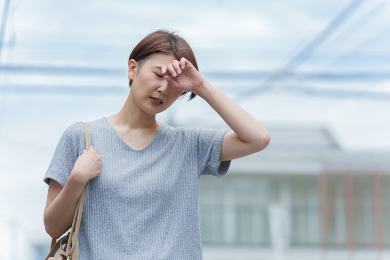 体調の悪い女性