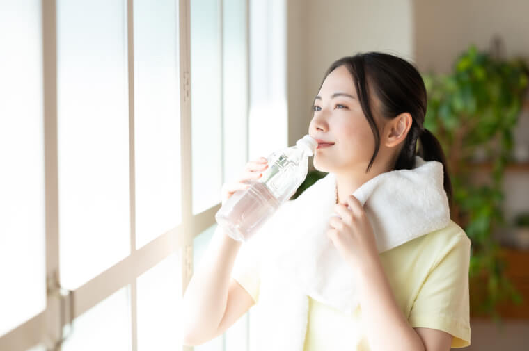 水を飲む女性