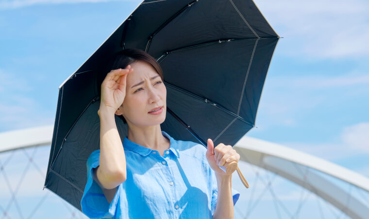 日傘をさす女性