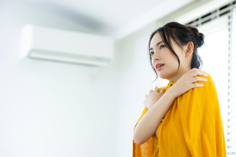 肩を触る女性