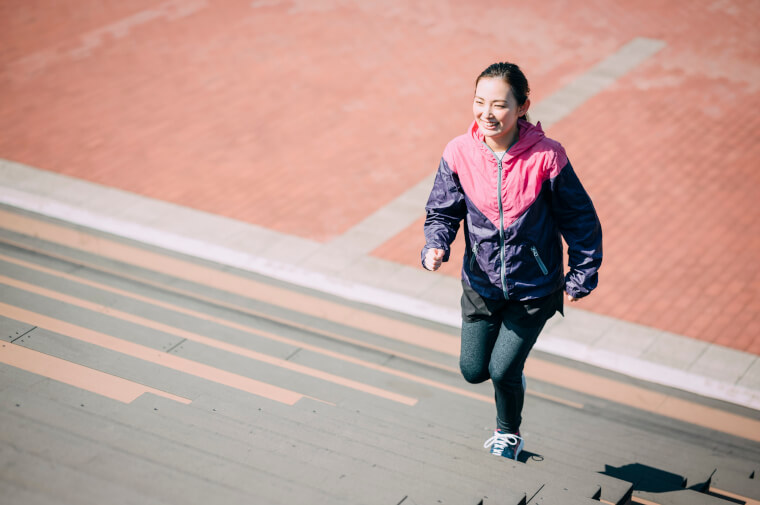 運動する女性