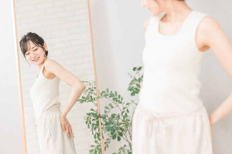 鏡を見る女性