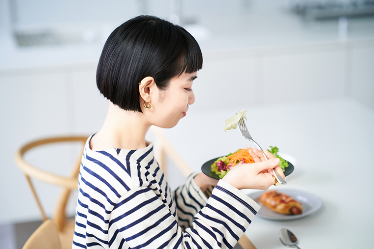 食事をする女性