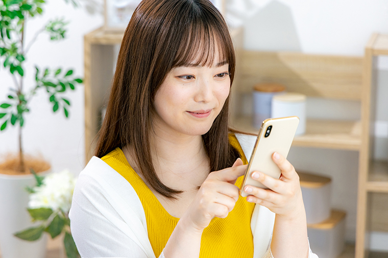 スマホを見る女性