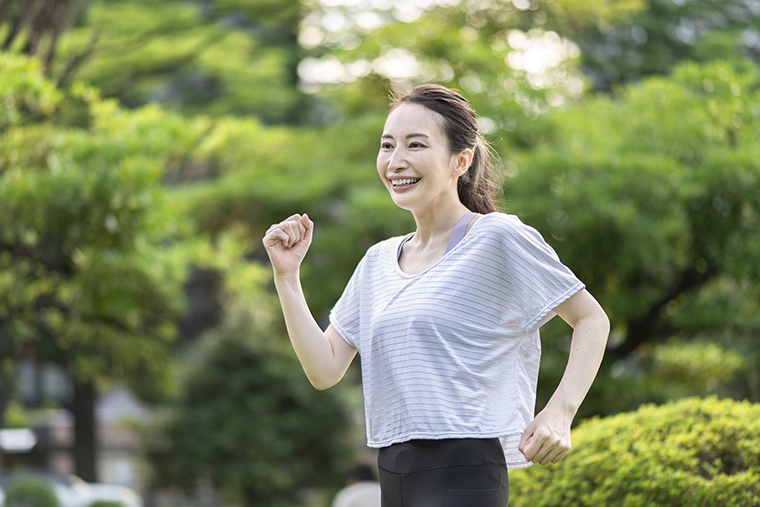 ウォーキングする女性