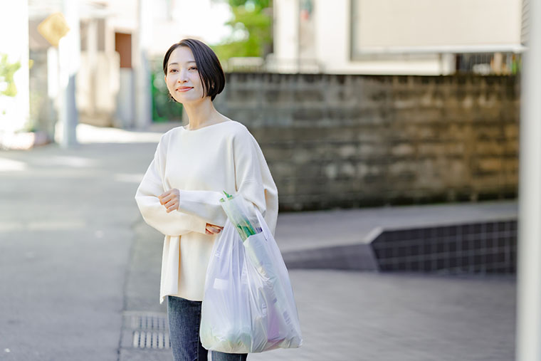 買い物帰りな女性