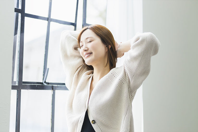 伸びをする女性