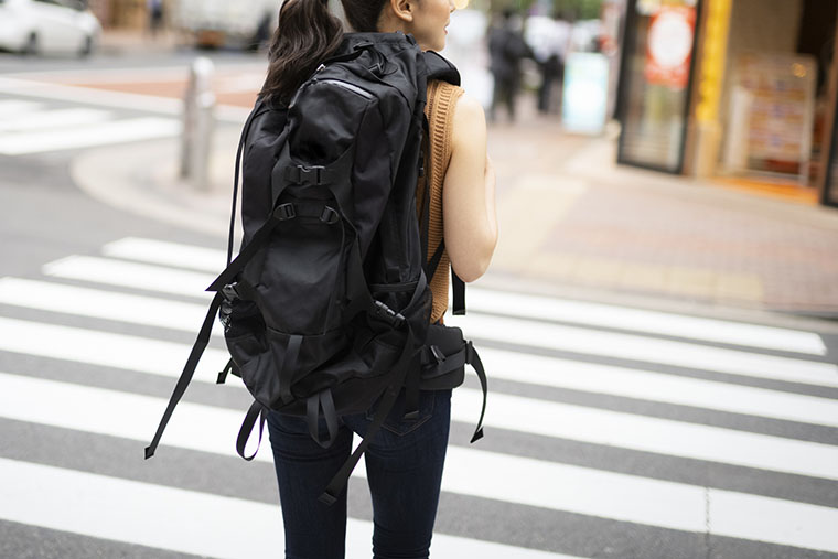 リュックを背負う女性