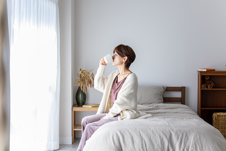 白湯を飲む女性