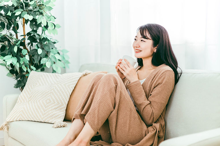 白湯を飲む女性