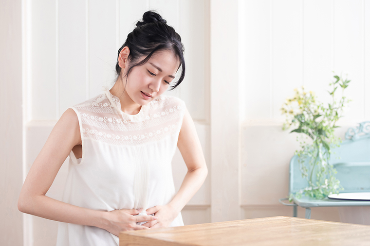 お腹の調子が悪い女性